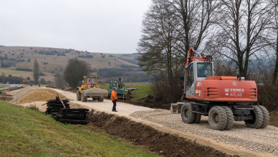 Nebenan wurde die erste Schotterschicht aufgebracht, damit am Folgesamstag die Schwellen wieder ausgelegt werden konnten.