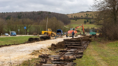 In diesem Bereich dürfte einmal die Trapeztafel aufgestellt werden, an der Position des orangen Baggers dann die Weichenverbindung liegen.