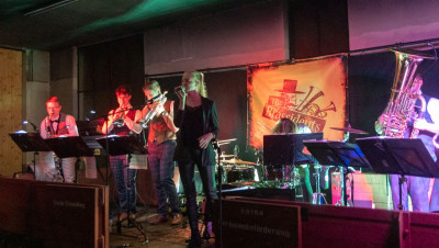 "The Brassidents" spielen auf Ow 303 auf.