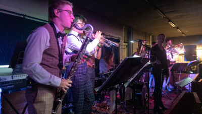 "The Brassidents" spielen auf Ow 303 auf.