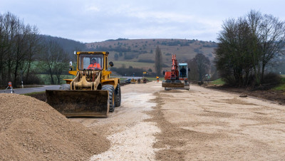 Die Planumsschutzschicht mit Querneigung wird aufgebracht.