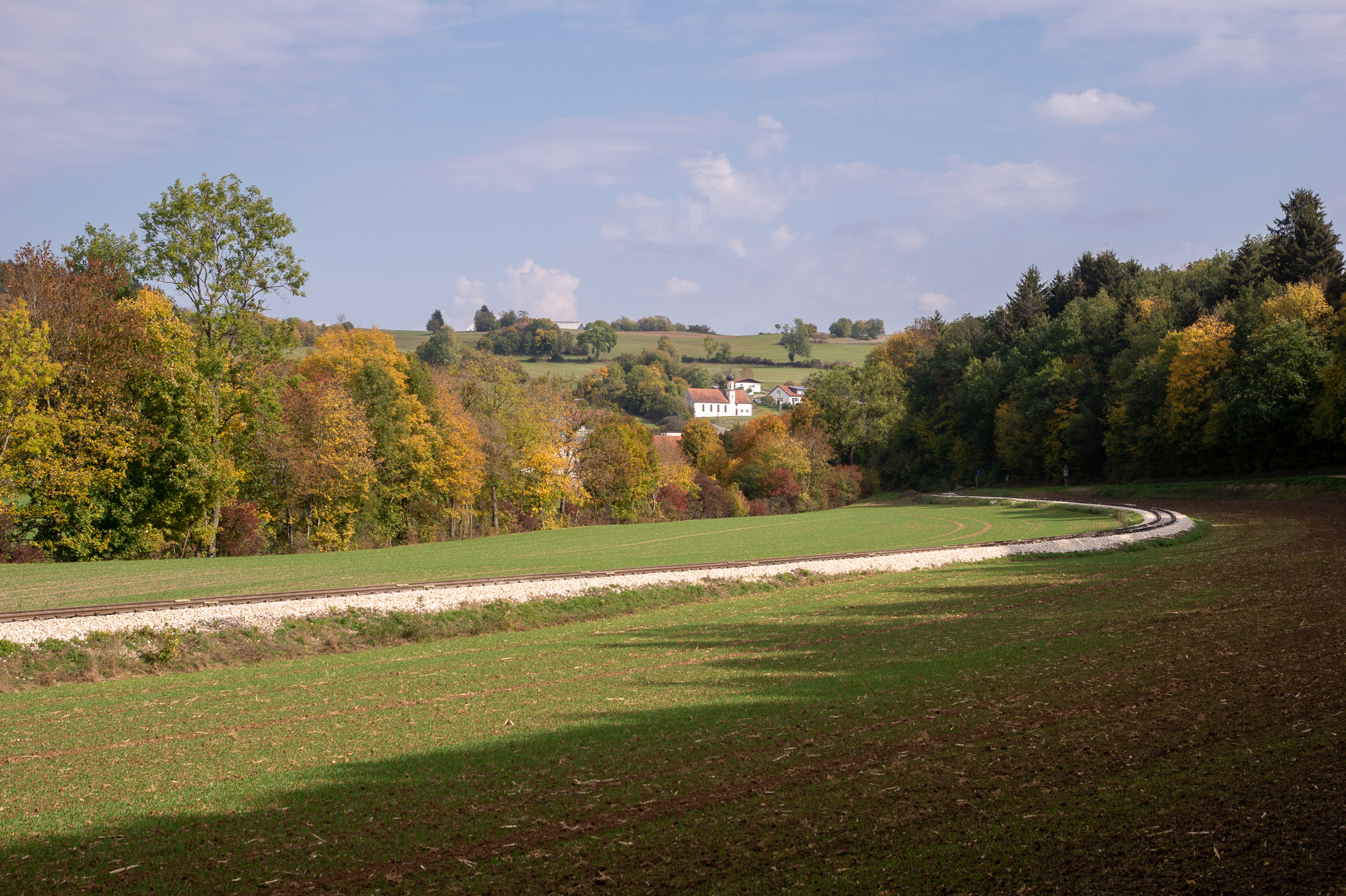 Die wiederaufgebaute Strecke vor der Kulisse von Iggenhausen im Herbst 2018