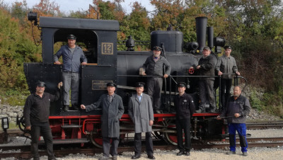 ... und jetzt: Personal der HMB vor Lok 12 am 30. September 2017