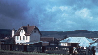 Dampfzug Richtung Aalen im Bahnhof Dischingen, 1956