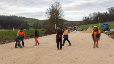 Die beiden Gleisachsen werden aufgezeichnet, dazwischen wird ein Mittelbahnsteig entstehen.
