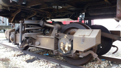 ... wird der Wagenkasten von den Drehgestellen abgehoben.