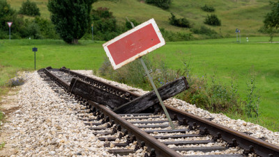 Hier geht's noch nicht weiter: Schwellenkreuz und Schutzhalttafel am neuen Streckenende in Katzenstein