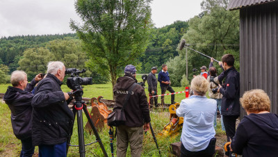 Alle Augen auf den symbolischen Banddurchschnitt am Bahnhof Sägmühle beim ersten Dampfzug