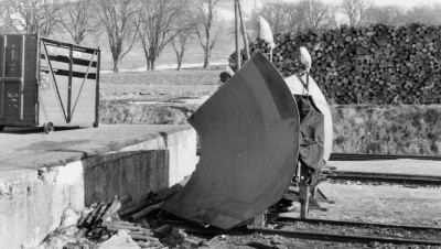 Anbau - Schneepflug, abgestellt am Güterboden in Neresheim um 1970