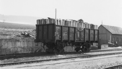Aufgebockter Regelspurwagen beladen mit Grubenholz an der Seitenrampe in Neresheim um 1970