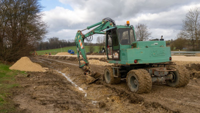 Parallel wurde mit dem Bagger bereits ein Entwässerungsgraben zum Katzensteiner Bach hin gezogen.