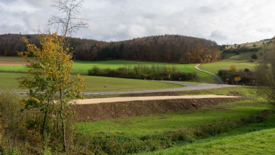 Der fertige Damm jenseits des Katzensteiner Bachs.