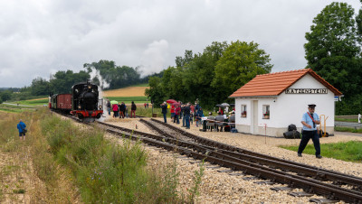 Zugführer Gerald Stempel schreitet vor zur Weiche 3, um die Dampflok umsetzen zu lassen.