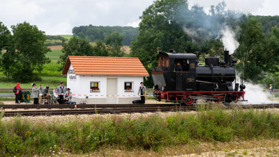 Lok 12 neben der frisch verputzten Wartehalle