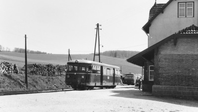 T 37 am Bahnsteig in Neresheim noch in rot und ohne Normalspur-Zug- und Stoßvorrichtungen, 10. Mai 1966