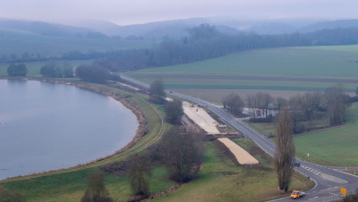 Von nochmal ein paar Meter weiter oben lässt sich auch die Trasse von Iggenhausen her im Hintergrund erkennen.
