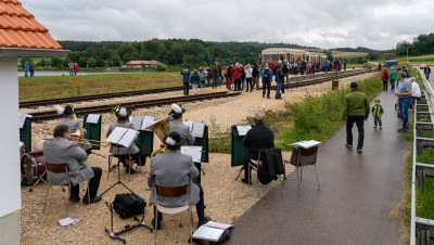 Der Musikverein spielt den ersten Fahrgästen in Katzenstein auf