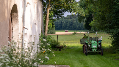 Idylle pur an der Sägmühle: der letzte Zug des Tages nähert sich von Katzenstein kommend durchs Egautal