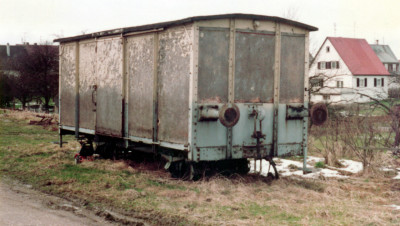 Pufferwagen Gw 155 abgestellt neben den Gleisen in Laichingen, 16. März 1983
