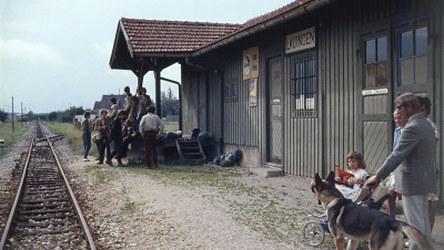 15 Pfadfinder und andere Fahrgäste warten im Sommer 1971 am Bahnhof Lauingen auf den Zug in Richtung Neresheim.