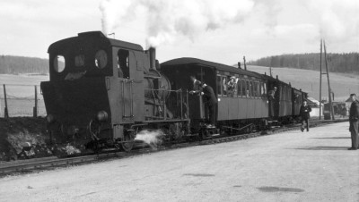 Einst .... Lok WN 12 mit Herbrand- und Brünigwagen am Bahnsteig in Neresheim um 1956