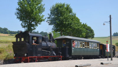 ... und jetzt: Lok WN 12 mit Wagen HMB 5 und 7 am Bahnsteig in Neresheim, 5. Juli 2015