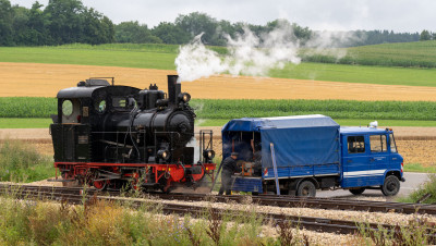 Per Wasserkanister im Lkw wird Lok 12 für die verlängerte Bergfahrt gestärkt.