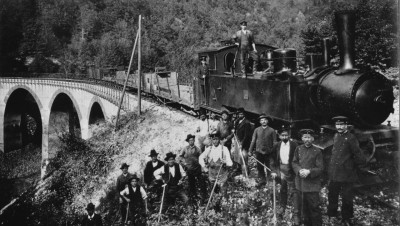 Malletlok 3 mit Bauzug und Gleisbaurotte auf dem Viadukt , 1912