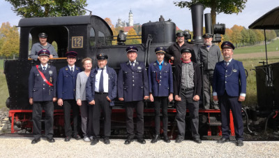 ... und jetzt: Die HMBler vor Lok 12 am Bahnsteig Neresheim am 30. September 2017