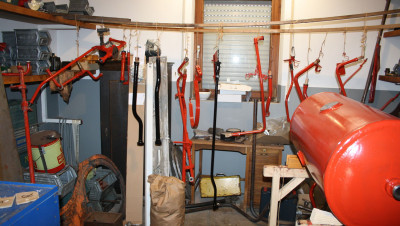 Einzelteile hängen zum Trocknen auf der Leine