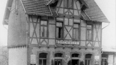 In frühen Jahren war das Fachwerk des Bahnhofsgebäudes Dischingen noch nicht verputzt