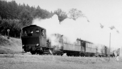 Einst ..... Lokführer Alfons Baur vermutlich im Jahr 1961 mit Lok WN 12 und den Personenwagen WN 2, WN 6, Packwagen 24 und zwei Brünigwagen im Egautal unterwegs in Richtung Neresheim