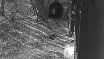 Ab in den Tunnel: Mitte der 1950er Jahre fährt ein GmP mit Lok 11 oder 12 aus dem Bahnhof Waldhausen-Glashütte in Richtung Aalen