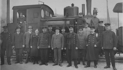 Einst ... Die Härtsfeldbahner vor Lok 11 am Bahnsteig Neresheim im Dezember 1932