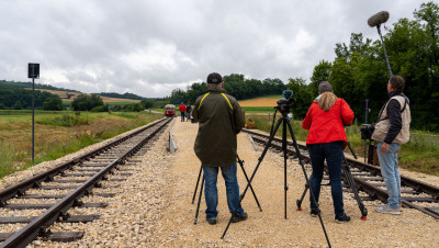 Der erste Triebwagenzug erreicht Katzenstein unter den Augen mehrere Objektive.