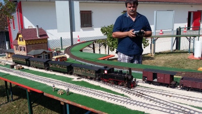 Der Projektleiter Dampflok fährt Modell.