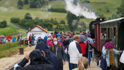 Großer Bahnhof nach der Ankunft des ersten Dampfzuges in Katzenstein.