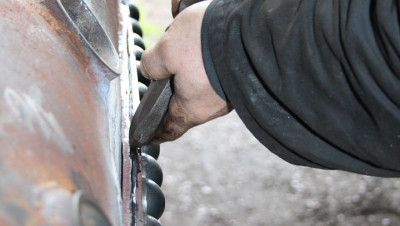 Nietnähte stemmen am Stehkessel