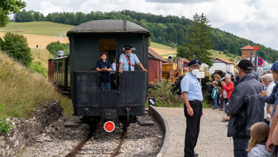P3 wird am Bahnsteig in Neresheim bereitgestellt.