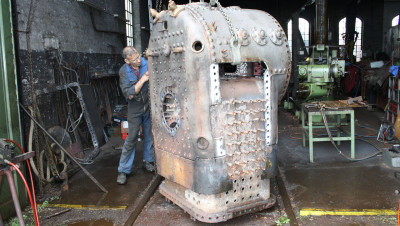 Juli 2012: der Stehkessel wird von der Feuerbüchse abgehoben