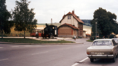 Denkmals-Lok 11 und Triebwagenzug im Bahnhof Neresheim 1972