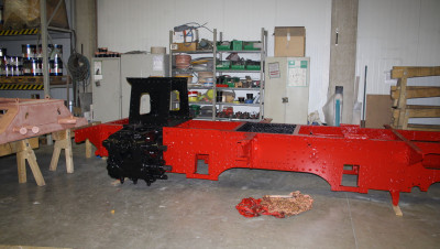 Februar 2011: Fahrgestell lackiert