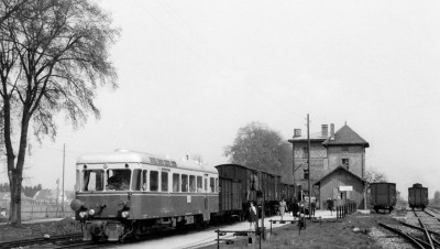 T 31 steht mit einem beachtlichen Güterzug abfahrbereit am Bahnsteig in Dillingen, 1956