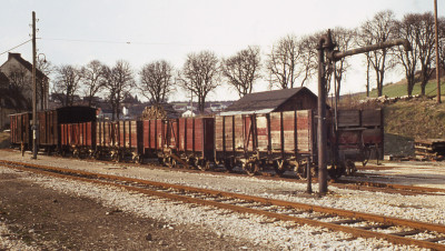 Am 20. April 1973 warten in Neresheim die beiden Stückgut-Gw 103 und 101 und die vier Ow 371, 369, 368 und 366 auf den Abtransport zur Verschrottung