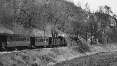 Einst ... Lok WN 11 ist mit Packwagen 22 und den Personenwagen WN 10 und WN 2 Mitte der 1950er Jahre bei der Steinmühle unterwegs in Richtung Dillingen