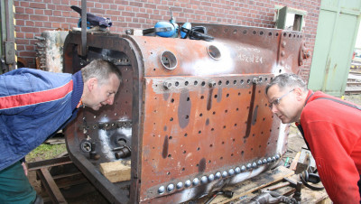 März 2016: Nieten des Stehkessels