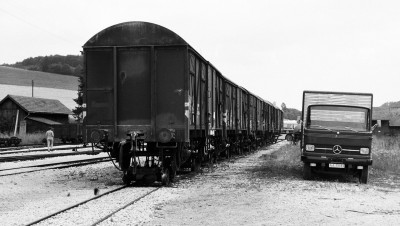 Aufgebockte Güterwagen und Stückgut-Lkw 211 in Neresheim, 5. August 1972
