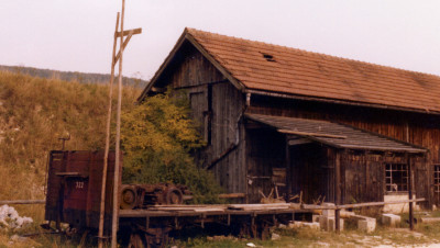 Der vergessene Rungenwagen Rw 322 beladen mit einem Rollbock im September 1979 in Neresheim