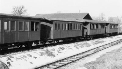 Brünigwagen WN 13 und WN 10 sowie Herbrand-Wagen WN 6 und WN 7 abgestellt in den 1960er Jahren in Neresheim