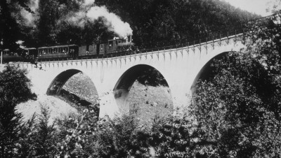Das Sinnbild der Härtsfeldbahn schlechthin ist der kleine Dampfzug auf dem Viadukt, hier auf einer Mitte der 1930er Jahre angefertigtenfür Werbeaufnahme